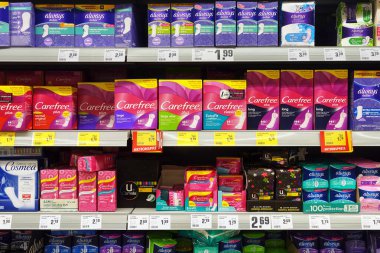 ALMANY - AĞUSTOS 2018: Bir dükkanda kadın hijyen ürünleri. REWE süpermarketinde farklı markaların regl hijyen ürünleri.