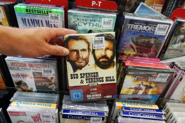 ALMANY - AĞUSTOS 2018: Bir mağazanın medya koridorunda bir dvd seçmek. İtalyan aktörler Bud Spencer ve Terence Hill 'in filmlerinin derlendiği DVD kutusu.