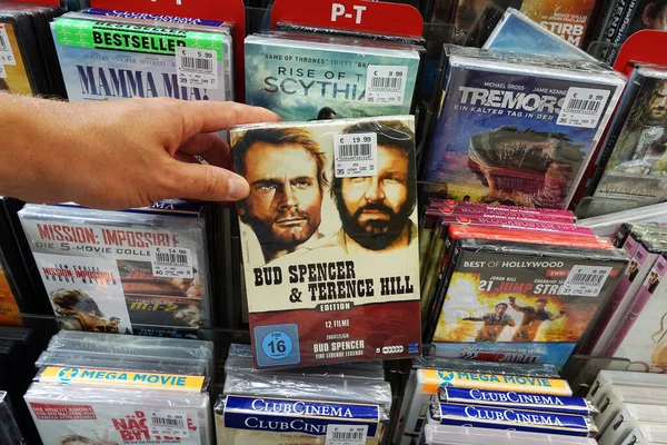 Alemania Agosto 2018 Comprador Seleccionando Dvd Pasillo Medios Una Tienda — Foto de Stock