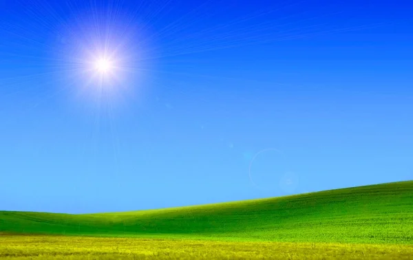 田舎の風景と鮮やかな色と青空 ストック画像