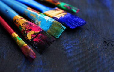 koyu arka plan boya fırçaları