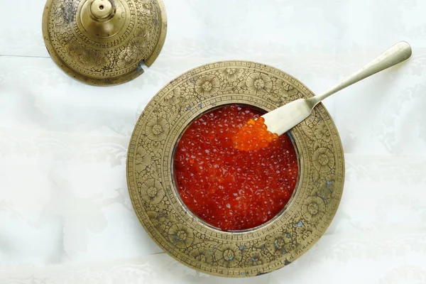 Caviar rouge dans un bol vintage — Photo