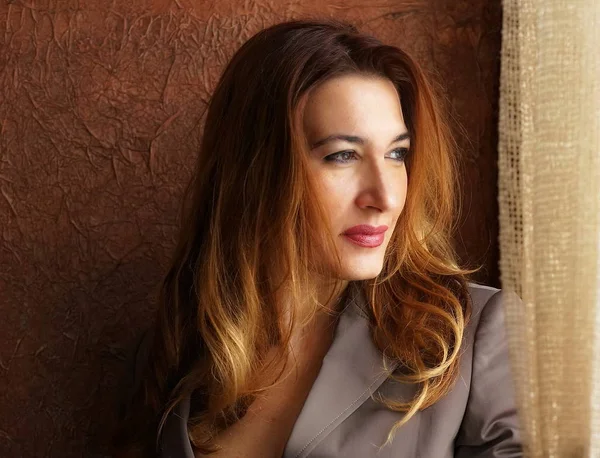 Akıllı iş takım elbiseli güzel zarif kadın 