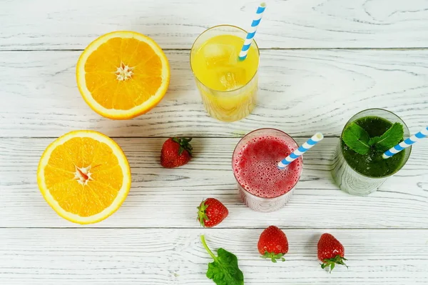 Smoothies and orange juice in assortment on a white background — Stock Photo, Image