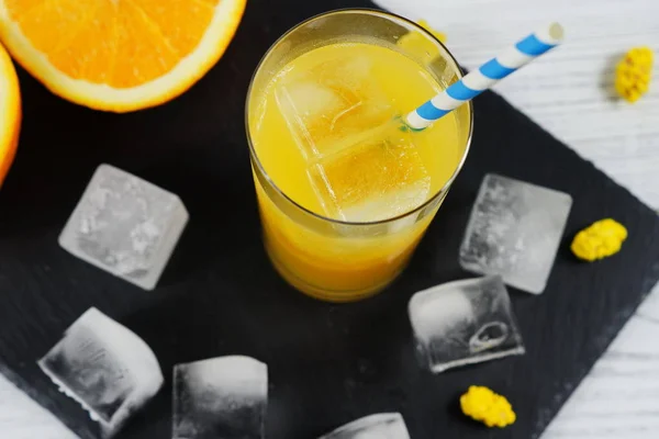 Orange juice with ice on black and white background — Stock Photo, Image