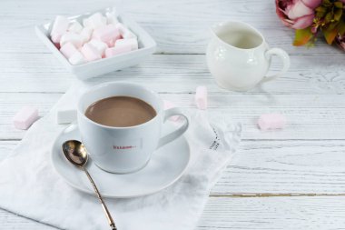 Beyaz arka plan üzerinde hatmi ile kakao