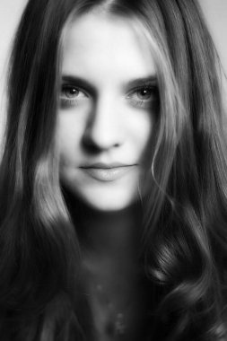 yeşil gözleri ve uzun sarı saçları ile güzel bir genç kız portresi etkisi siyah beyaz bulanıklık