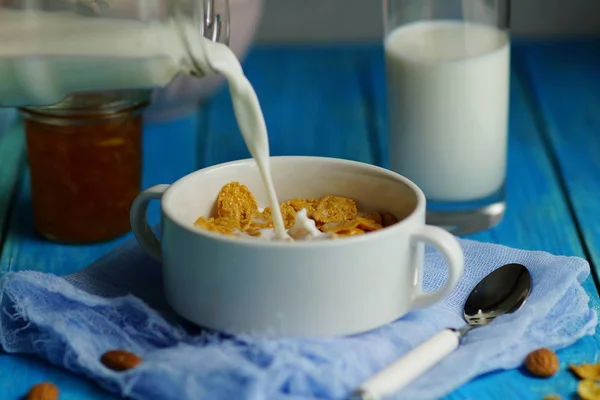 Majsflingor med nötter och mjölk — Stockfoto