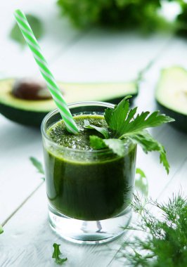 Avokado ile yeşil smoothie