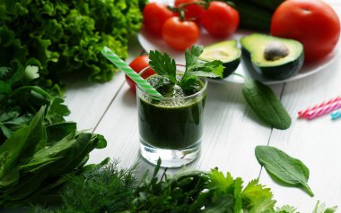 Avokado ile yeşil smoothie