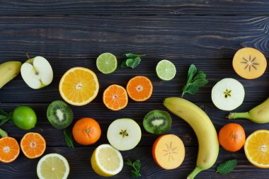 koyu ahşap arka plan üzerinde farklı yararlı meyve. Üstten Görünüm