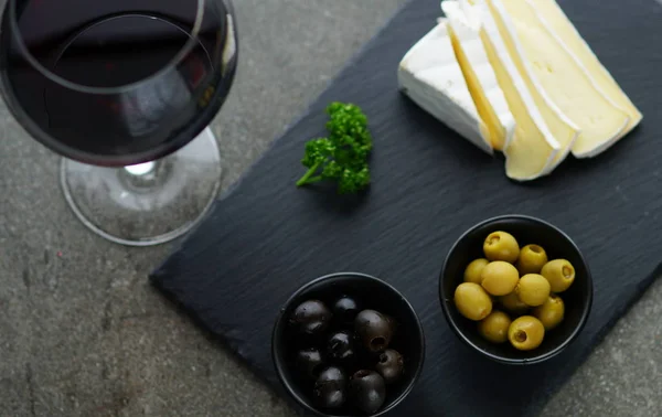 Red wine, cheese and olives — Stock Photo, Image