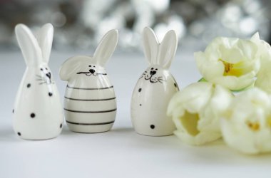 Paskalya dekorasyon bunnys ve beyaz zemin üzerine beyaz laleler