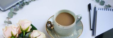 dizüstü bilgisayar, kahve ve buket