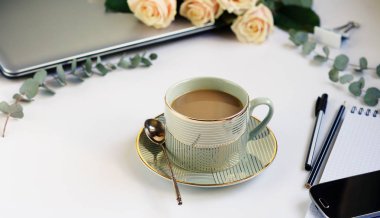 dizüstü bilgisayar, kahve ve buket