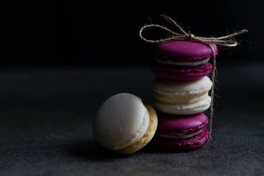 Renkli badem kurabiyeleri yığını