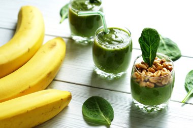 Ispanak ve muz smoothies 