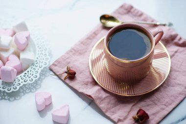 kahve ve marshmallow kalp hafif bir arka plan üzerinde pembe. Anneler günü kavramı