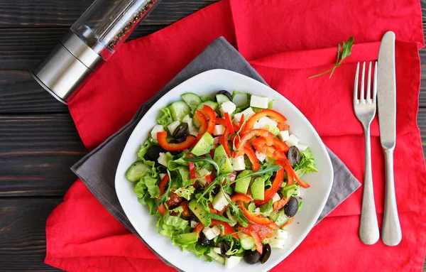Салат с овощами, сыром и оливками — стоковое фото