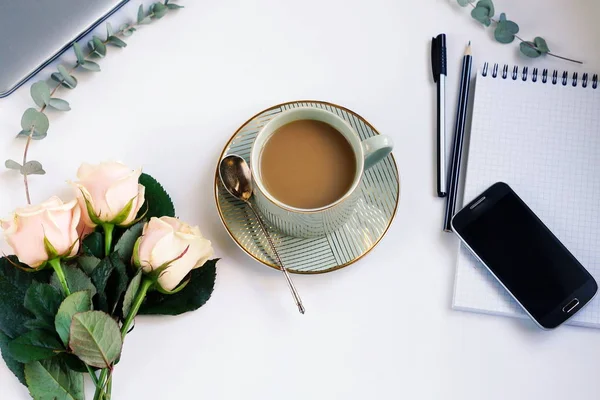 Ноутбук, кофе и букет роз . — стоковое фото