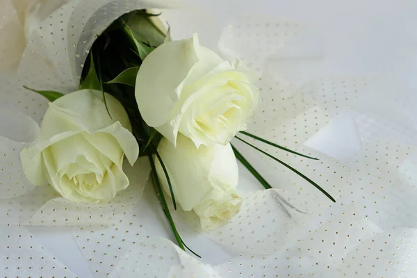 Bouquet of white roses and lace — Stock Photo, Image