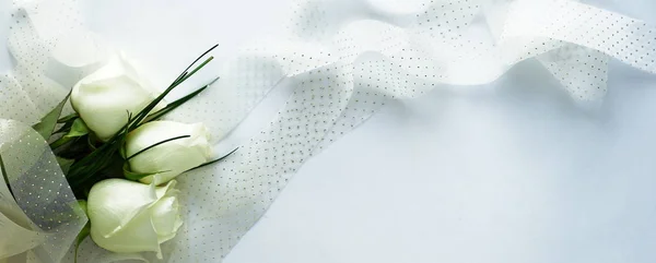 Csokor fehér rózsát és csipke — Stock Fotó
