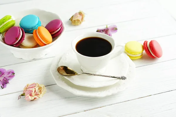 Macarrones multicolores y café — Foto de Stock