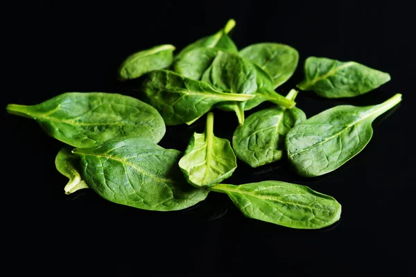 Grüne Spinatblätter — Stockfoto