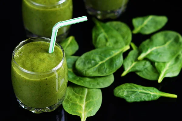 Smoothies with spinach in glasses — Stock Photo, Image