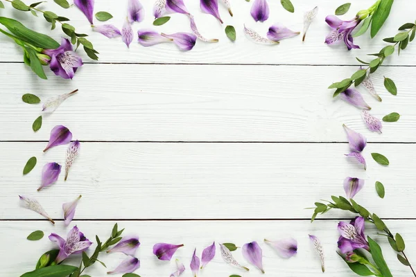 Цветочная рамка с лиловыми цветами — стоковое фото