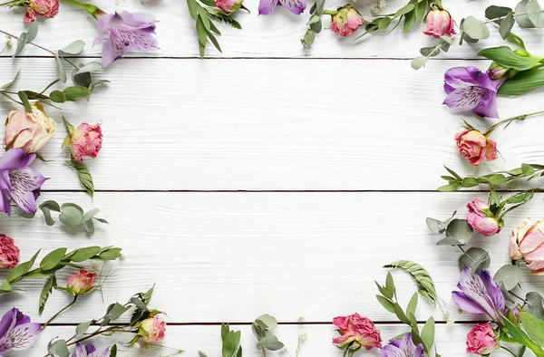 Marco del patrón de flores secas sobre un fondo de madera blanco.Vista superior.Espacio de copia . —  Fotos de Stock