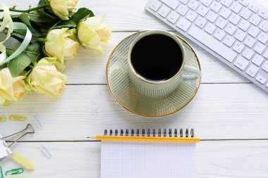 laptop, defter, kahve ve güller