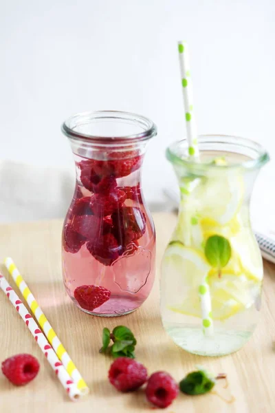 Detox water met frambozen en lemon mint op een lichte achtergrond — Stockfoto