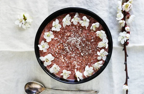 Snídaně smoothie banán čokoláda v tmavých mísa na lehké plátěné pozadí. Pohled shora — Stock fotografie