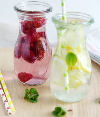 Ahududu ve limon nane hafif bir arka plan üzerinde suyla Detoks