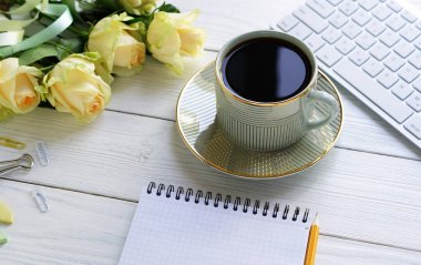 laptop, defter, kahve ve güller