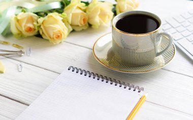 laptop, defter, kahve ve güller