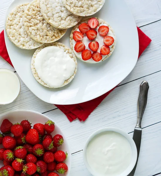 Sandwiches with yogurt and strawberries — Stock Photo, Image