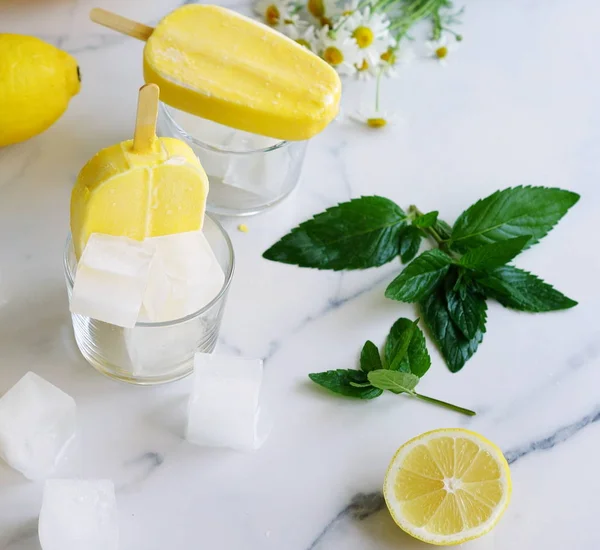 Refreshing lemon ice cream in glass cups on a light marble table.Summer food concept. — Stock Photo, Image