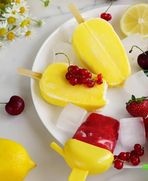 Helado de limón refrescante en un plato blanco con hielo en una mesa de mármol claro.Concepto de comida de verano — Foto de Stock
