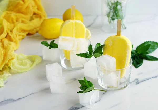 Verfrissend citroen ijs in glas kopjes op een lichte marmeren tafel. Zomer voedsel concept. — Stockfoto