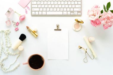 Güzellik blog kavramı. Aksesuarlar, kahve fincan ve beyaz arka plan üzerinde pembe gül buketi kadın makyaj. Düz lay, üstten görünüm kadınsı Danışma, dizüstü bilgisayar ile çalışma alanı. Kopya alanı