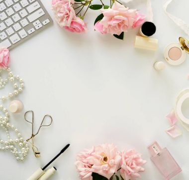 Güzellik blog kavramı. Kadın makyaj aksesuarları ve beyaz arka plan üzerinde pembe gül buketi. Düz lay, üstten görünüm kadınsı Danışma, dizüstü bilgisayar ile çalışma alanı. Kopya alanı.