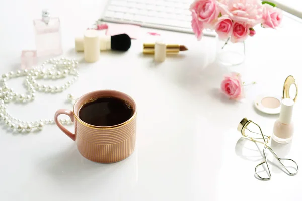 Концепция блога красоты. Женщины составляют аксессуары, чашку кофе и букет розовых роз на белом фоне. Плоская лежанка, женский стол с видом сверху, рабочее пространство с ноутбуком — стоковое фото