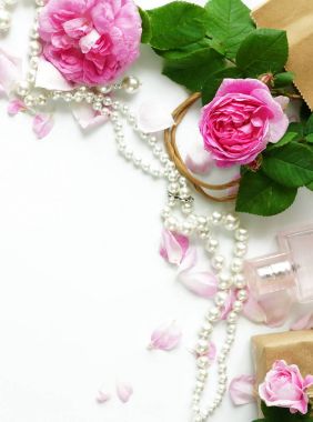 pembe güller çerçevesi ve dantel