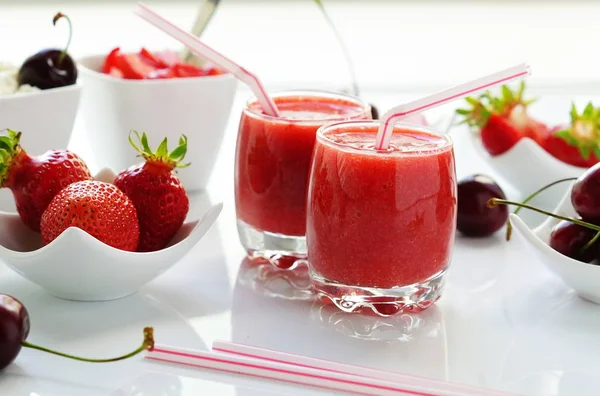 Eper, smoothies és joghurt — Stock Fotó