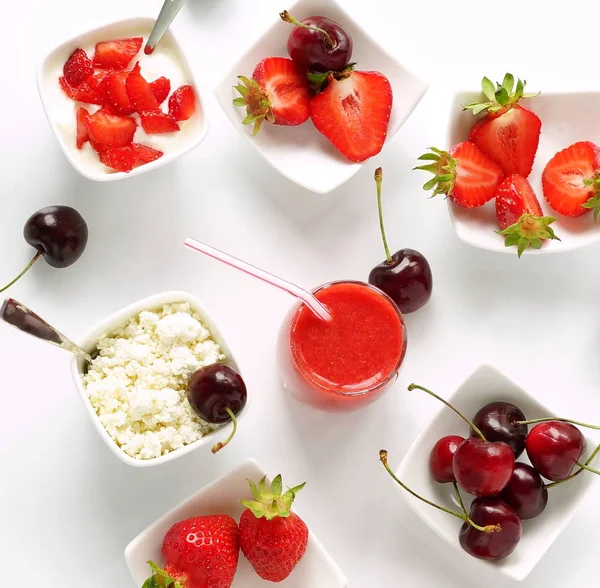 Aardbeien, smoothies en yoghurt — Stockfoto