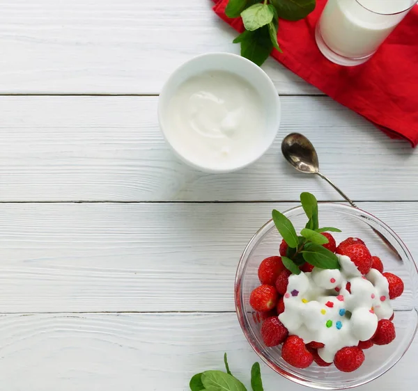 Frische Erdbeeren mit Joghurt — Stockfoto