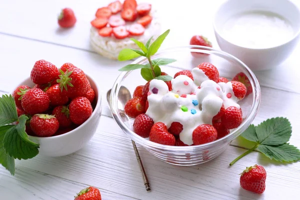 Čerstvé jahody s jogurtem — Stock fotografie