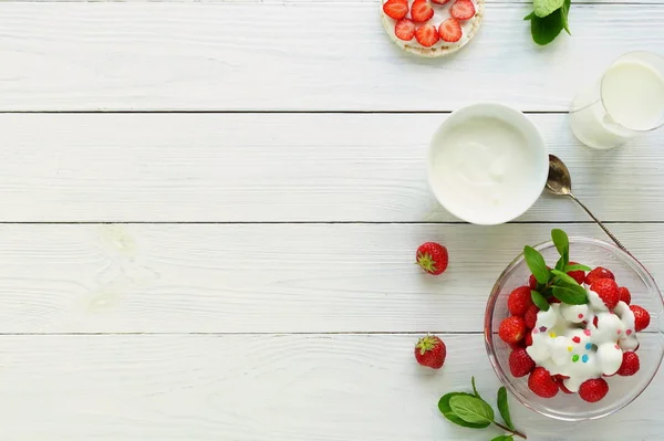 Vafle s jogurtem, jahody a mléko — Stock fotografie